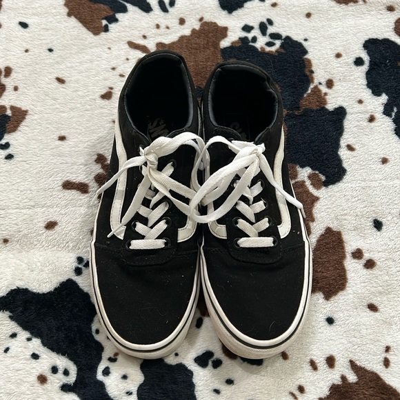 Vans Shoes - VANS skater low rise women’s 8.5 black and white